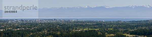 Panorama von der Innenstadt von Victoria  Olympic Mountains im Hintergrund  Saanich  Vancouver Island  British Columbia  Kanada