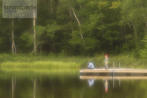 Kids Angeln vom Dock auf George Lake in Killarney Provincial Park  Ontario  Kanada