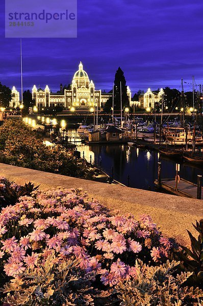 Innenhafen und beleuchtete Parlamentsgebäude in der Dämmerung  Victoria  Vancouver Island  British Columbia  Kanada