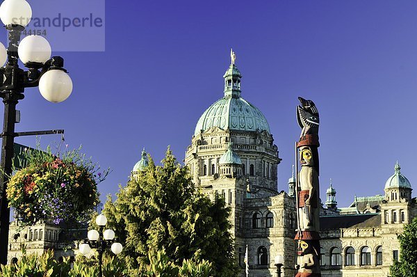 Parlamentsgebäude und Totem Pole  Victoria  Vancouver Island  British Columbia  Kanada