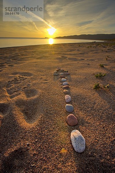 Pfeil hergestellt aus Felsen entlang dem Strand in der Bucht von Agawa bei Sonnenuntergang  Lake Superior Lake Superior Provincial Park  Ontario  Kanada