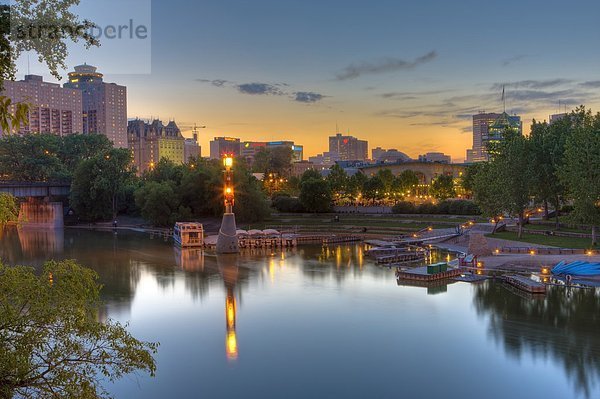 Abenddämmerung über The Forks Market  Turm und Marina  eine National Historic Site  in der Stadt Winnipeg  Manitoba  Kanada