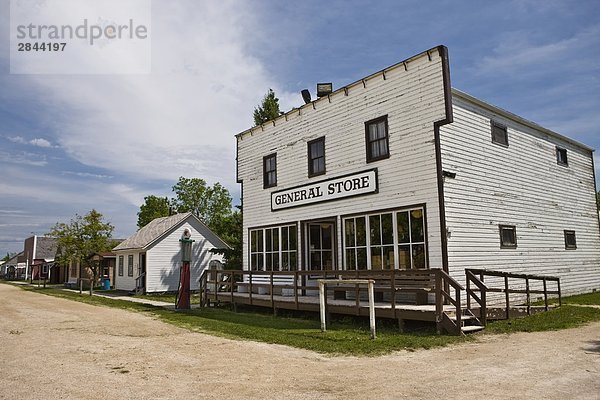 General Store entlang einer Dorfstraße  Mennonite Heritage Village  Steinbach  Manitoba  Kanada