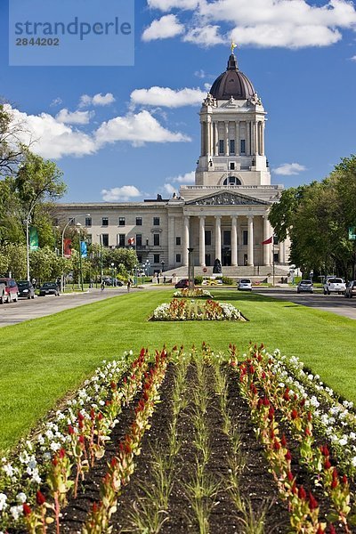 Legislative Gebäude umgeben von Blumengärten  Winnipeg  Manitoba  Kanada