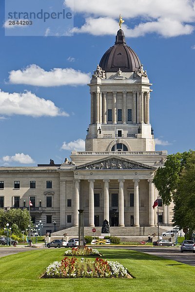 Legislative Gebäude umgeben von Blumengärten  Winnipeg  Manitoba  Kanada