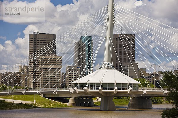 Esplanade Riel Bridge  eine Fußgängerbrücke über den Red River in Winnipeg  Manitoba  Kanada