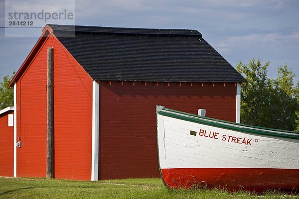 Alte Boot und rote Schuppen in Hecla Dorf am Ufer des Lake Winnipeg  Hecla Insel  Manitoba  Kanada