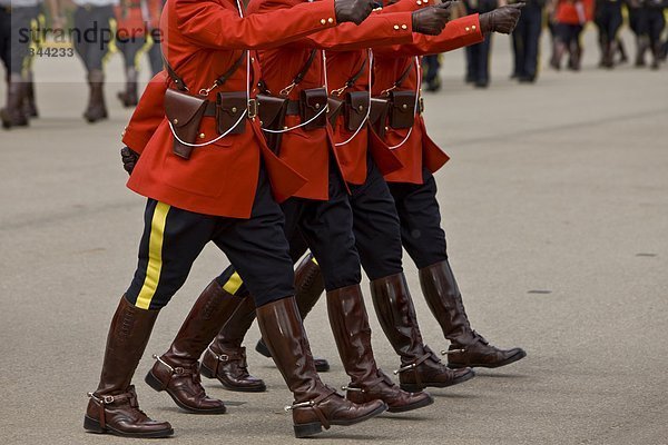 Marschieren während der Sergeant Major Parade und Abschlussfeier an der Royal Canadian Mounted Police Academy in Regina  Saskatchewan  Kanada