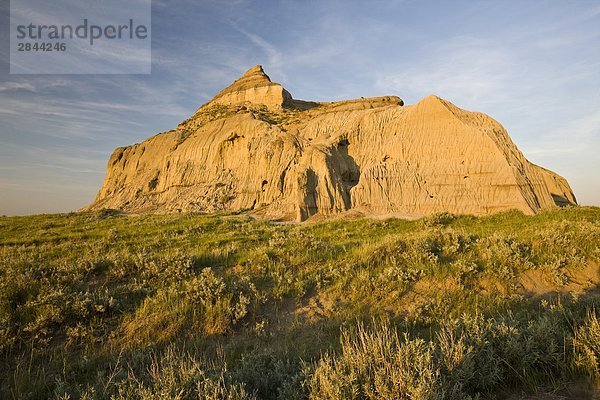 Castle Butte während des Sonnenuntergangs in der Big Muddy Badlands  südliche Saskatchewan  Kanada