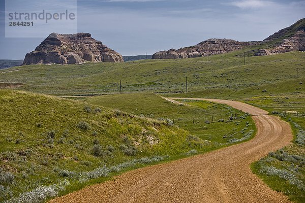 Ländliche Straße und Castle Butte in den Big Muddy Badlands der südliche Saskatchewan  Kanada