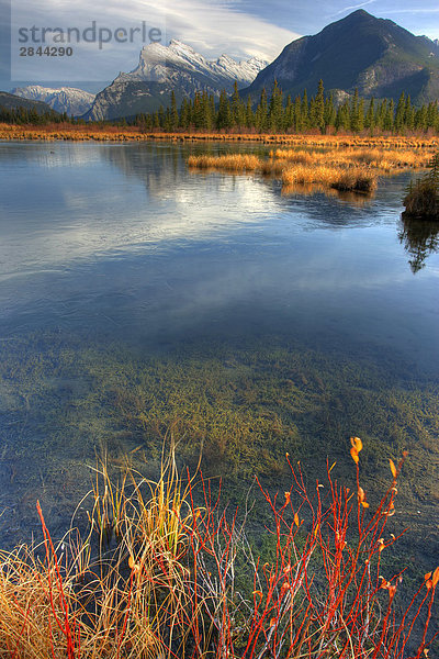 Mount Rundle spiegelt sich in den Seen Vermillion außerhalb des Banff  Alberta  Kanada