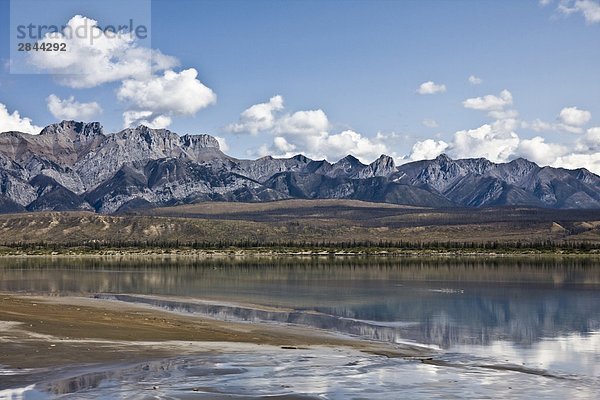 Kanadischen Rocky Mountains reflektieren in Athabasca River im Jasper-Nationalpark in Alberta  Kanada