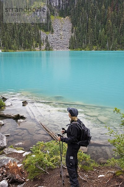 Frau Wandern in Joffre Seen Provincial Park befindet sich zwischen Städten Pemberton und Lillooet in British Columbia  Kanada