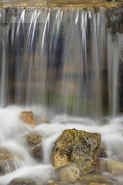 Wasserfall Detail von unbenannten Falls  Kananaskis Country (Barrier Seengebiet)  Alberta  Kanada