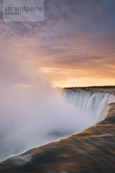 Horseshoe Falls bei Sonnenuntergang aus Tabelle Rock Sicht  Niagara Falls  Ontario