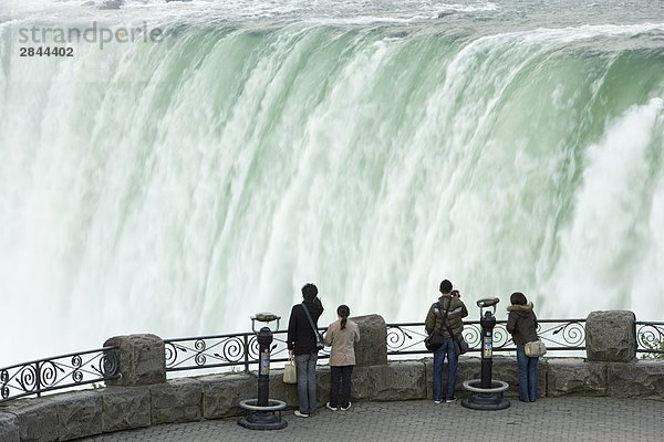 Menschen auf der Suche bei Horseshoe Falls aus Tabelle Rock Sicht  Niagara Falls  Ontario