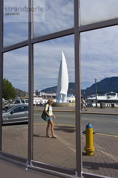 Fußgänger spiegelt sich in Bau Windows  Kelowna  British Columbia  Kanada