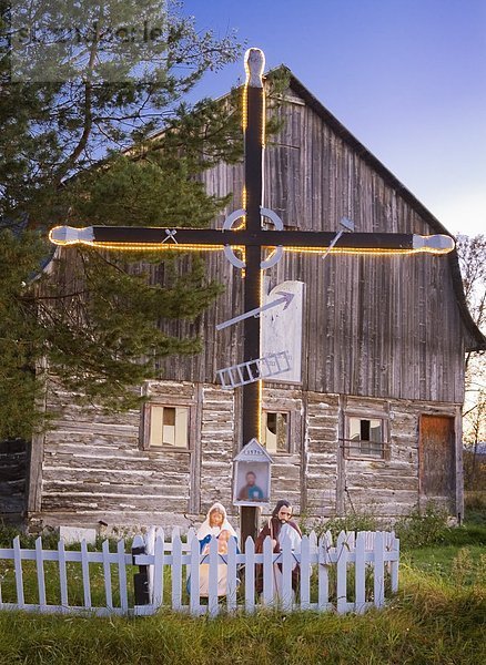 Kreuz und Statuen von der Jungfrau Maria  Joseph und Baby Jesus zusammen Route 362 in Les A_‰boulements  Charlevoix  Québec  Kanada