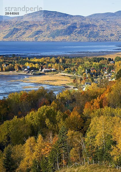 Dorf der Saint-Joseph-de-la-Rive im Herbst  Charlevoix massiv Berge  St.-Lorenz-Strom  Charlevoix  Québec  Kanada