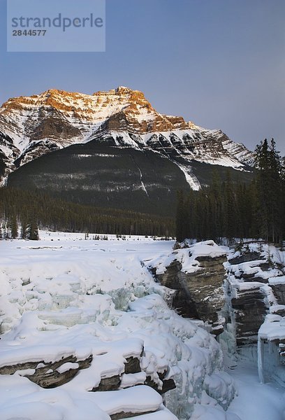 Athabasca Falls und Mount Kerkeslin  Jasper-Nationalpark in Alberta  Kanada