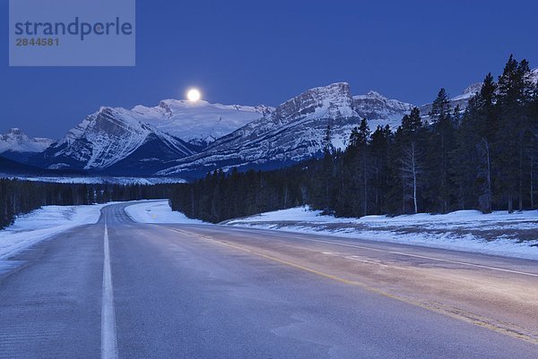 Highway 11 und Einstellung Mond  Bighorn Wildland  Alberta  Kanada