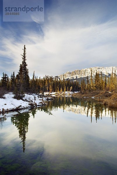 Unbenannte heiße Frühling und De Smet Range  Jasper-Nationalpark in Alberta  Kanada