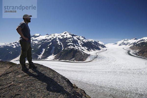 Caucasian männlich Standing von Lachs Gletscher  British Columbia  Kanada
