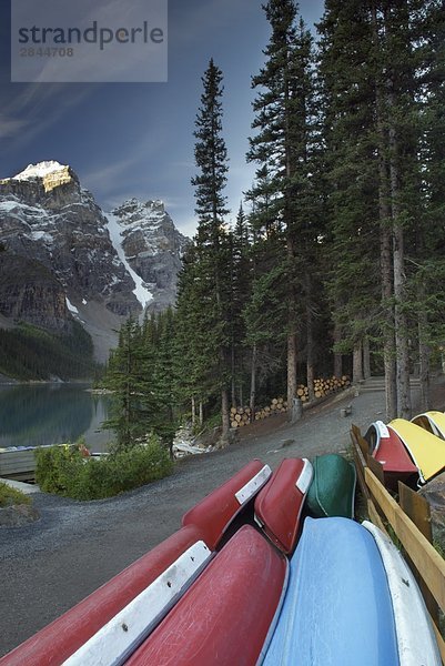Kanus  Moraine Lake  Banff-Nationalpark  Alberta  Kanada