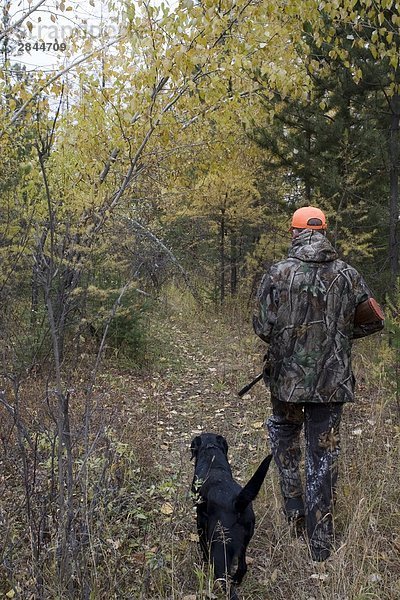 Mensch und Hund jagen zusammen in British Columbia  Kanada
