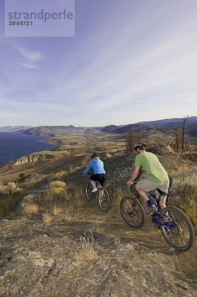 Ein paar Mountainbike im Sommer von Kamloops Lake  westlich von Kamloops  British Columbia  Kanada