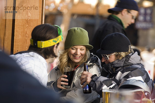 Junge Erwachsene genießen ein after Ski trinken  Whistler Village  British Columbia  Kanada