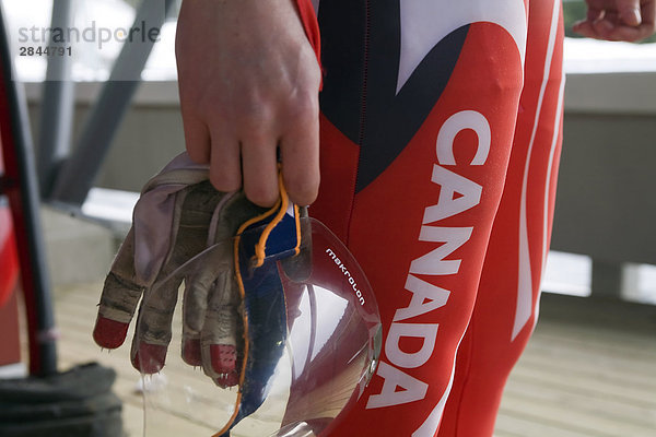 Nahaufnahme des Sportlers Hand  Whistler Sliding Centre  British Columbia  Kanada