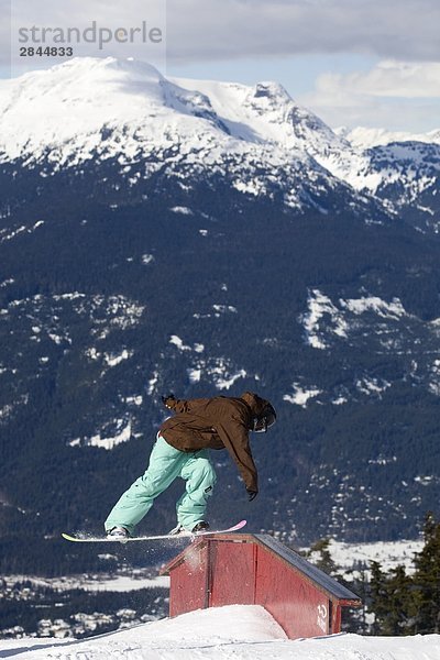 Snowboarder genießen den Snowboard-Park  Whistler  British Columbia  Kanada