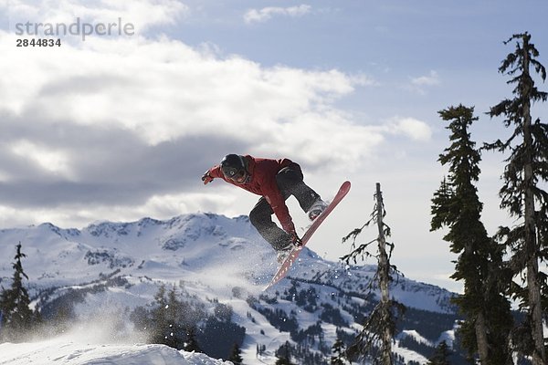 Snowboarder genießen den Snowboard-Park  Whistler  British Columbia  Kanada