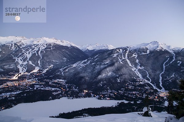 Whistler Village in der Dämmerung mit Blackcomb Mountain und Whistler Mountain darüber hinaus  British Columbia  Kanada