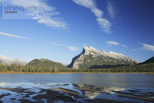 Mount Rundle  Tunnel Mountain und zweiten Vermilion Lake  Banff-Nationalpark  Alberta  Kanada