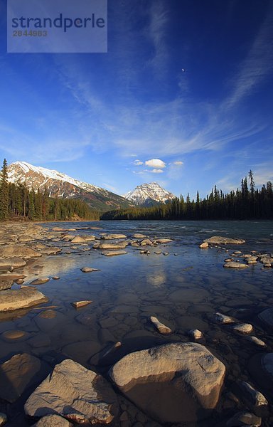 Die Athabasca River im frühen Frühling mit Mt Hardisty und Mt Kerkeslin im Hintergrund  Jasper-Nationalpark in Alberta  Kanada