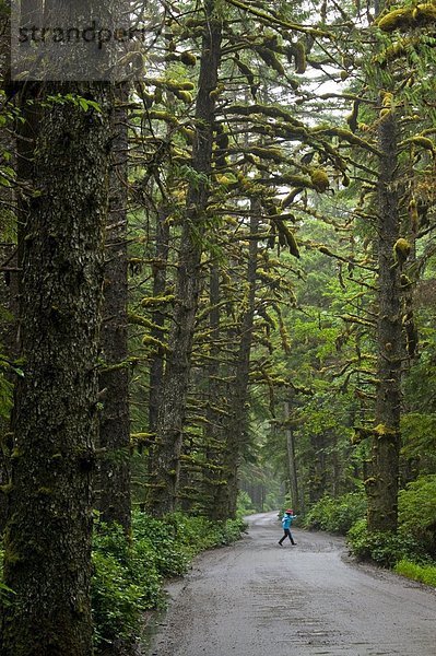Junge Mädchen zu Fuß durch Straße durch Regenwald  Tow Hill  Naikoon Provincial Park  Queen Charlotte Islands  British Columbia  Kanada