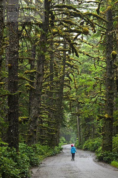 Junges Mädchen auf dem Weg zum Tow Hill  Naikoon Provincial Park  Queen Charlotte Islands  British Columbia  Kanada