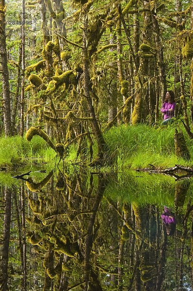 Frau in bemoosten Sumpf  Naikoon Provincial Park  Queen Charlotte Islands  British Columbia  Kanada
