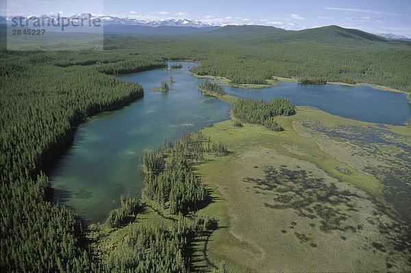 Luftbild von Donner Lake  ein Teil der Brazeau Canyon Wildland Park in den Ausläufern der Rocky Mountains  Alberta  Kanada