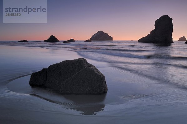 Sonnenuntergang am Strand von Bandon  pazifischen Küstenlinie  Oregon  USA