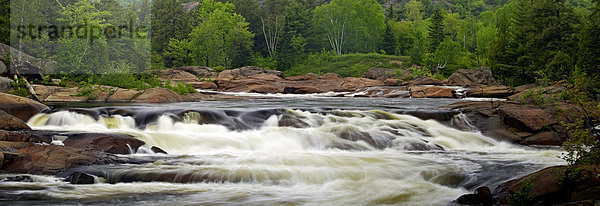 Stromschnellen und stehende Wellen im Onaping Fluss über Wasserfall  Dowling  Ontario  Kanada