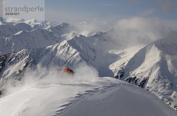 Heliskiing Hubschrauber fliegen in der Coast Mountains  British Columbia  Kanada