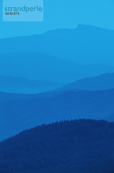 West Kootenays  Schichten von Mist  blau getönt  British Columbia  Kanada.