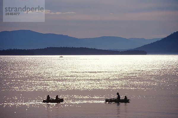 abschleppen Mann klein aufblasen Schlauchboot Reihe British Columbia Kanada Vancouver Island