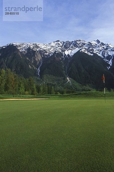 Big Sky Golf Course  mit Mount Currie an Pemberton  nördlich von Whistler entlang Highway 99  British Columbia  Kanada.