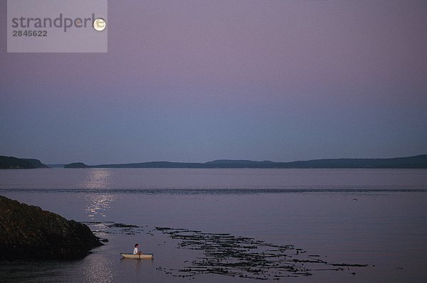 Frau klein unterhalb Bett Mond Schlauchboot Gulf Islands British Columbia Kanada voll Seetang