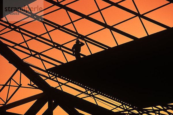 Silohuette des Menschen arbeiten einer Bauwerksstruktur bei Sonnenuntergang  British Columbia  Kanada.