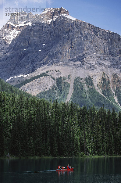 Emerald Lake  Paddeln Besucher Kanu auf Lake  British Columbia  Kanada.